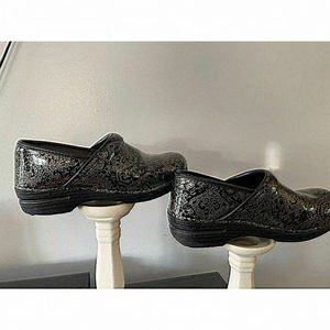 Dansko Black and‎ Gold Leather Clogs Size 41 (10.5-11) *PRE-OWNED*
